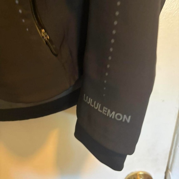 Lululemon cross chill performance jacket size medium. - Picture 2 of 4